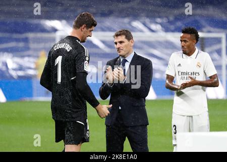 Iker Casillas verleiht Thibaut Courtois aus Real Madrid während des Fußballspiels der spanischen Meisterschaft La Liga zwischen Real Madrid und dem FC Sevilla am 22. Oktober 2022 im Santiago Bernabeu-Stadion in Madrid, Spanien, die beste Torwarttrophäe - Foto: Oscar J Barroso/DPPI/LiveMedia Stockfoto