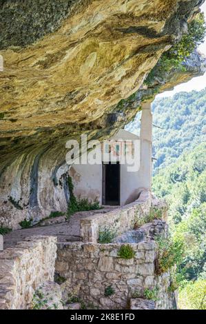 Die façade wurde in den Felsen der Eremitage von San Bartolomeo in Legio gehauen Stockfoto