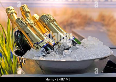 Gekühlte Champagnerflaschen in einer Schüssel mit Eis Stockfoto