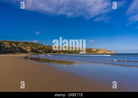 Einsamer Strand in Cayton Bay an der North Yorkshire Coast. Stockfoto