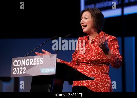 Frances O'Grady, Generalsekretärin des Trades Union Congress (TUC), hält ihre letzte Rede, bevor sie in den Ruhestand geht und Paul Nowak übergibt. Stockfoto