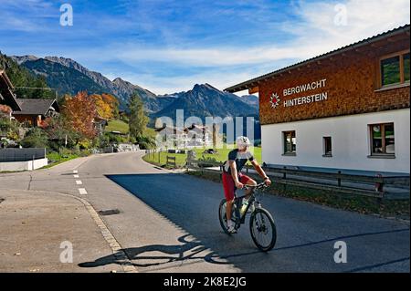 Ostrachtal mit dem Wachhaus Hinterstein, Allgäu, Bayern, Deutschland Stockfoto