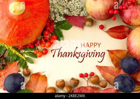 Wunderschöner Herbst, heller Hintergrund. Großzügige Herbsternte Kürbisäpfel Früchte Nüsse und Blätter Stockfoto