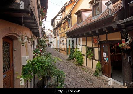 Bunte Fachwerkhäuser in der historischen Altstadt von Eguisheim, Elsass, Frankreich Stockfoto