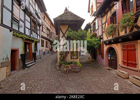 Bunte Fachwerkhäuser in der historischen Altstadt von Eguisheim, Elsass, Frankreich Stockfoto