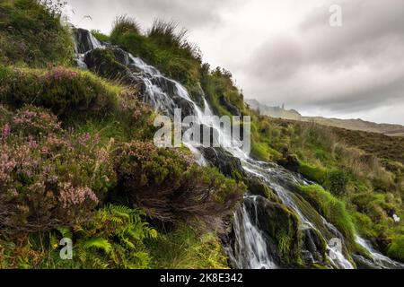 Brautschleier Wasserfall, Wasserfall, alter Mann von Storr im Hintergrund, Trotternish, Isle of Skye, Schottland, Vereinigtes Königreich Stockfoto