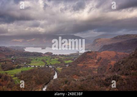 Schönes Landschaftsbild von der Aussicht von Castle Crag auf Derwentwater, Keswick, Skiddaw, Blencathra und Walla Crag im Lake District Stockfoto