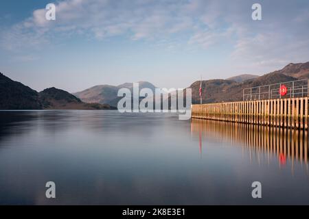 Die Landestelle der Aira Force, Ullswater, an einem ruhigen, ruhigen Frühlingsmorgen. Lake District, Cumbria, England Stockfoto