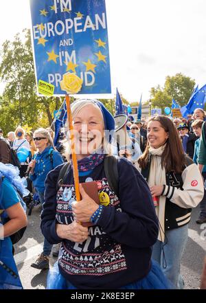 London, Großbritannien. 22.. Oktober 2022. Die Nationalmannschaft Tritt Dem März Wieder Bei. Sie marschieren durch das Zentrum Londons von der Park Lane zum Parliament Square, um den EU-Beitritt zu unterstützen. Kredit: Stephen Bell/Alamy Live Nachrichten Stockfoto