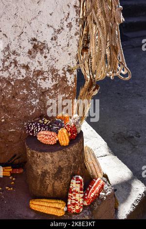 Bunte Maiskolben, die zum Trocknen ausgelegt sind, Anden, in der Nähe von Cusco, Peru, Südamerika Stockfoto