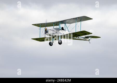 1936 Blackburn B2 ‘G-AEBJ’ auf der Race Day Airshow in Shuttleworth am 2.. Oktober 2022 in der Luft Stockfoto