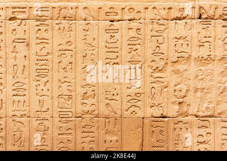 Hieroglyphen in Relief auf einer alten ägyptischen Tempelmauer eingraviert Stockfoto