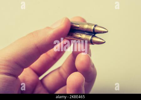 In der Hand als konzeptuelle Fotografie gegen den Krieg Bullet Stockfoto