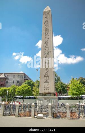 Der Obelisk von Theodosius (türkisch: Dikilitas) ist der altägyptische Obelisk des Pharao Thutmose III., der im Hippodrom von Konstantinopel wiedererrichtet wurde Stockfoto