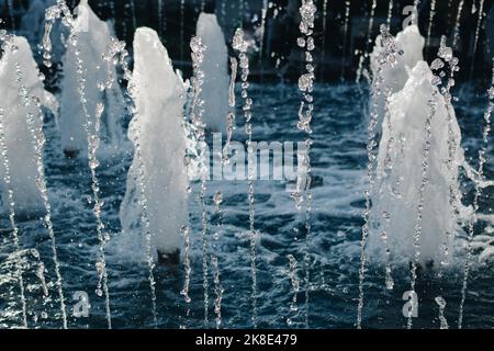 Der Brunnen sprudelt Mineralwasser in einem Pool in einem park Stockfoto