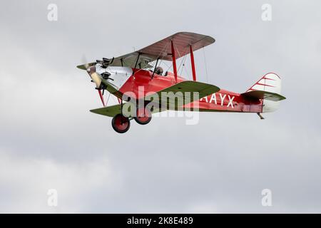 1929 Southern Martlet ‘G-AAYX’ bei der Race Day Airshow in Shuttleworth am 2.. Oktober 2022 in der Luft Stockfoto