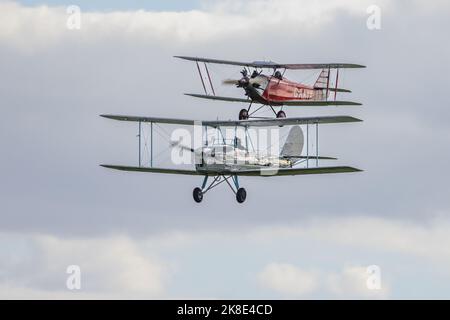 1929 Southern Martlet ‘G-AAYX’ & 1936 Blackburn B2 ‘G-AEBJ’ fliegen in Formation auf der Race Day Airshow in Shuttleworth am 2.. Oktober 2022 Stockfoto