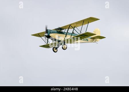 1929 Parnell Elf 'G-AAIN' wurde am 2.. Oktober 2022 auf der Race Day Airshow in Shuttleworth in der Luft gezeigt Stockfoto