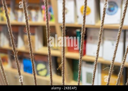 Stapel von Büchern, die als Bildungs- und Geschäftskonzept gespeichert sind Stockfoto