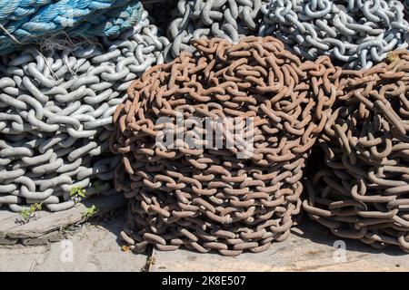 Haufen rostiges Metall Kette auf dem Hintergrund gesehen Stockfoto
