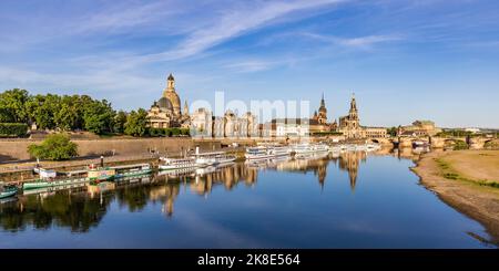 Ausflugsdampfer vor der Brühlterrasse an der Elbe, Frauenkirche, Akademie der Künste, Residenzschloss, Hofkirche, Semperoper, Dresden Stockfoto