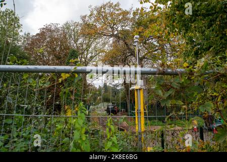 Denham, Uxbridge, Großbritannien. 22.. Oktober 2022. HS2 schloss einen beliebten Fußweg im Colne Valley Park, als sie Bäume fällten und Strommasten für die High Speed 2-Bahn bewegten. Es sollte diesen Monat wieder eröffnet werden, aber es bleibt weiterhin geschlossen. Die Strommasten wurden nun verlegt, aber HS2 haben weiterhin einen Teil des Gebiets abgezäunt und einen Kommandowagen zur Videoüberwachung von Personen, die am Standort vorbeifahren, zur Verfügung gestellt. Umweltschützer setzen ihren Kampf für die Annullierung von HS2 fort. Quelle: Maureen McLean/Alamy Live News Stockfoto