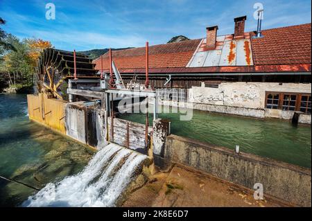 Die Hammermühle mit Wasserrad, Kulturdenkmal des Jahres 2022, Bad Oberdorf in Ostrachtal, Allgäu, Bayern, Deutschland Stockfoto