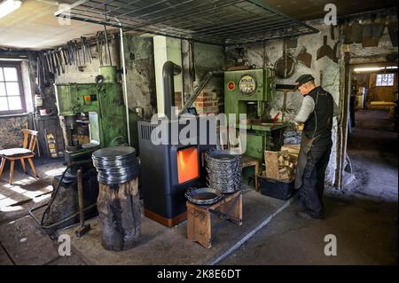 Geschmiedete Eisenpfannen, Hammermühle, Kulturdenkmal des Jahres 2022, Bad Oberdorf im Ostrachtal, Allgäu, Bayern, Deutschland Stockfoto