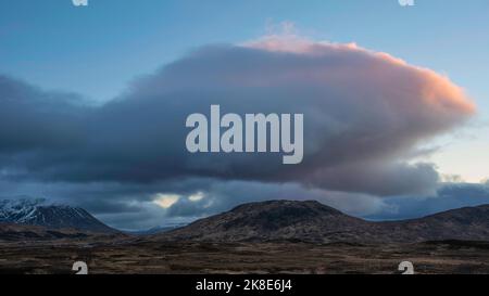 Wunderschönes farbenprächtiges Landschaftsbild im Winter bei Sonnenaufgang über dem Rannoch Moor in den schottischen Highlands Stockfoto