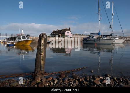 Porlock Weir ist ein noch funktionierender kleiner Hafen in Nord-Devon, in der Nähe von Porlock hat vor allem Vergnügen Handwerk. Aber beliebt bei Touristen. Stockfoto