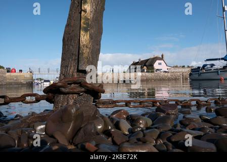 Porlock Weir ist ein noch funktionierender kleiner Hafen in Nord-Devon, in der Nähe von Porlock hat vor allem Vergnügen Handwerk. Aber beliebt bei Touristen. Stockfoto