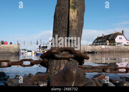 Porlock Weir ist ein noch funktionierender kleiner Hafen in Nord-Devon, in der Nähe von Porlock hat vor allem Vergnügen Handwerk. Aber beliebt bei Touristen. Stockfoto