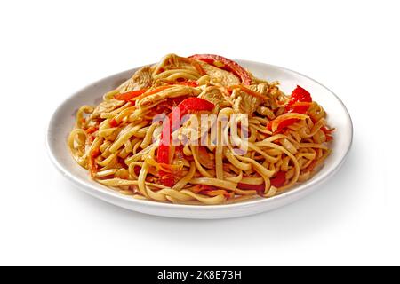 Chinesische udon-Nudeln mit gebratenem Kalb und Gemüse auf dem Teller serviert Stockfoto