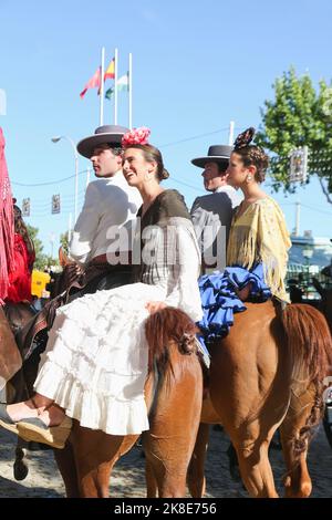 Pferde, Reiter, Trachten, Volksfest Feria de Abril, Sevilla, Andalusien, Spanien Stockfoto