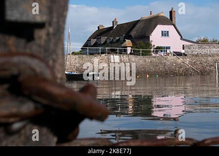 Porlock Weir ist ein noch funktionierender kleiner Hafen in Nord-Devon, in der Nähe von Porlock hat vor allem Vergnügen Handwerk. Aber beliebt bei Touristen. Stockfoto