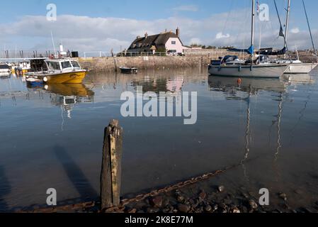 Porlock Weir ist ein noch funktionierender kleiner Hafen in Nord-Devon, in der Nähe von Porlock hat vor allem Vergnügen Handwerk. Aber beliebt bei Touristen. Stockfoto