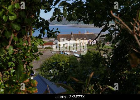 Porlock Weir ist ein noch funktionierender kleiner Hafen in North Devon, hat hauptsächlich Vergnügungsboote.Dies sind die Quay Cottages von Coastal Path Stockfoto