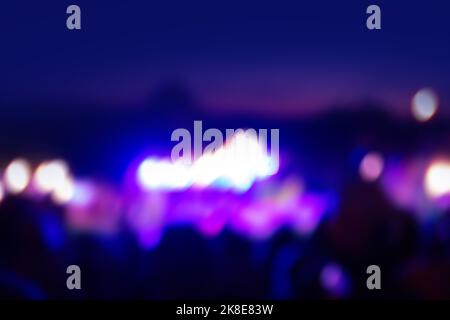 Verwischen Sie Fotos von Menschenmengen, die im Garten Konzerte im Freien hören. Verschwommene anonyme Menschenmassen auf einem trendigen Open-Air-Festival im Park. Stockfoto
