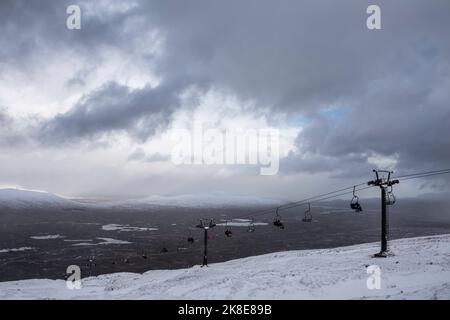 Wunderschöne Winterlandschaft von der Bergspitze in den schottischen Highlands hinunter in Richtung Rannoch Moor während Schneesturm und Spindrift von der Bergspitze hinein Stockfoto