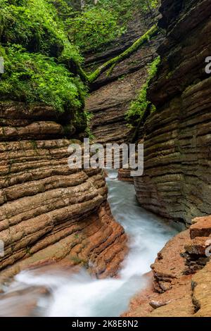 Langzeitbelichtung des Baches in der Taugl-Schlucht bei Salzburg, Österreich, Europa Stockfoto