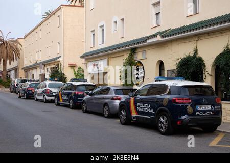 Polizeiautos parkten auf der Straße in Torremolinos, Provinz Malaga, Spanien. Stockfoto