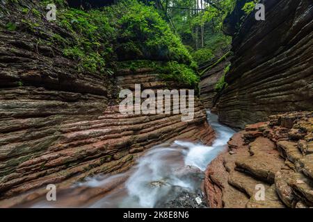 Langzeitbelichtung des Baches in der Taugl-Schlucht bei Salzburg, Österreich, Europa Stockfoto