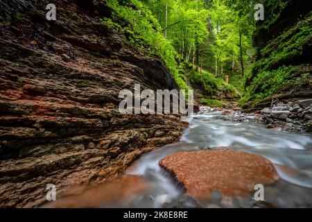 Langzeitbelichtung des Baches in der Taugl-Schlucht bei Salzburg, Österreich, Europa Stockfoto