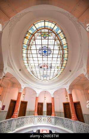 ANKARA, TURKIYE - 04. JUNI 2022: Das Buntglasdach von Turkiye ist das Bankasi Economic Independence Museum, das 1929 als Hauptquartier des Museums errichtet wurde Stockfoto