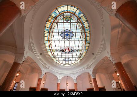 ANKARA, TURKIYE - 04. JUNI 2022: Das Buntglasdach von Turkiye ist das Bankasi Economic Independence Museum, das 1929 als Hauptquartier des Museums errichtet wurde Stockfoto