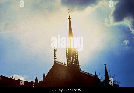 Der gotische Turm an der Kathedrale Notre Dame in Paris steht vor einem Sonnenaufbruch. 1859 in Kraft gesetzt und durch Feuer zerstört 2019. Architekt Eugene Viollet-l Stockfoto