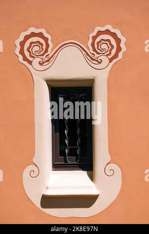 Barcelona, Spanien - 10th. Juni 2014: Nahaufnahme des Hauses von Antoni Gaudi und Museum im Park Güell, im Inneren gibt es eine Sammlung von Möbeln und Stockfoto