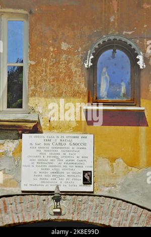 Carlo Gnocchi (San Colombano al Lambro, 25 ottobre 1902 – Mailand, 28 febbraio 1956) è stato un presbitero, educatore, attivista e scrittore italiano. è stato dichiarato beato da Papa Benedetto XVI nel 2009 Fu cappellano militare degli alpini durante la Seconda guerra mondiale e, a seguito della tragica esperienza della guerra, si adoperò ad linderare le piaghe di sofferenza e di miseria create da Quest'ultima.(Wikipedia) Stockfoto