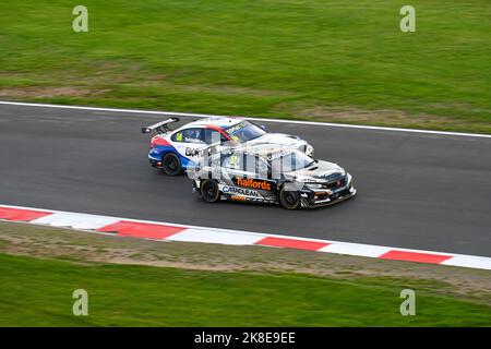 BTCC, British Touring Car Championship Final Round of 2022 bei Brands Hatch, überholen Colin Turkington Gordon Shedden im Rennen 3 Stockfoto