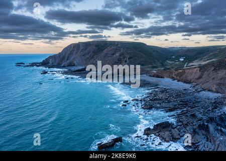 Wunderschöne Luftdrohnenlandschaft Sonnenuntergang Bild von Welcombe Mouth Beach in Devon England Stockfoto